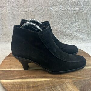 LA CANADIENNE Black Waterproof Suede Heeled Ankle Boot Women's Size 9.5 M